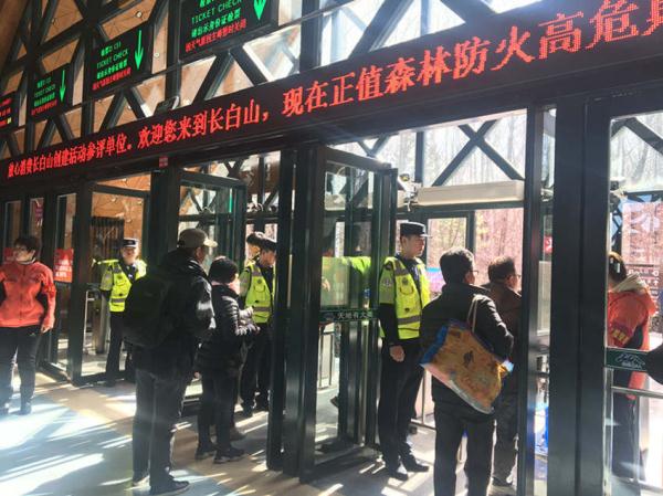 长白山移民警察：“五一”执勤维秩序 服务游客护平安